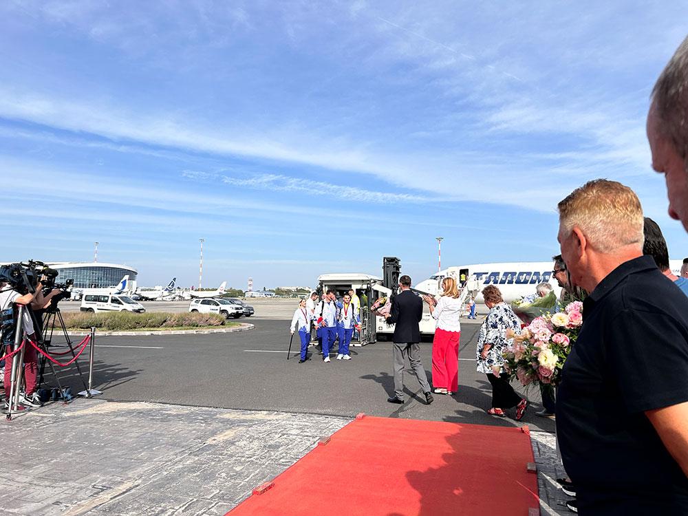 Sportivii paralimpici români la sosirea pe Aeroportul Otopeni