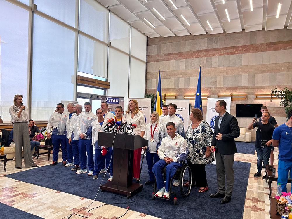 Sportivii paralimpici români la sosirea pe Aeroportul Otopeni, alături de Elisabeta Lipă, Mihai Covaliu și Sally Wood-Lamont