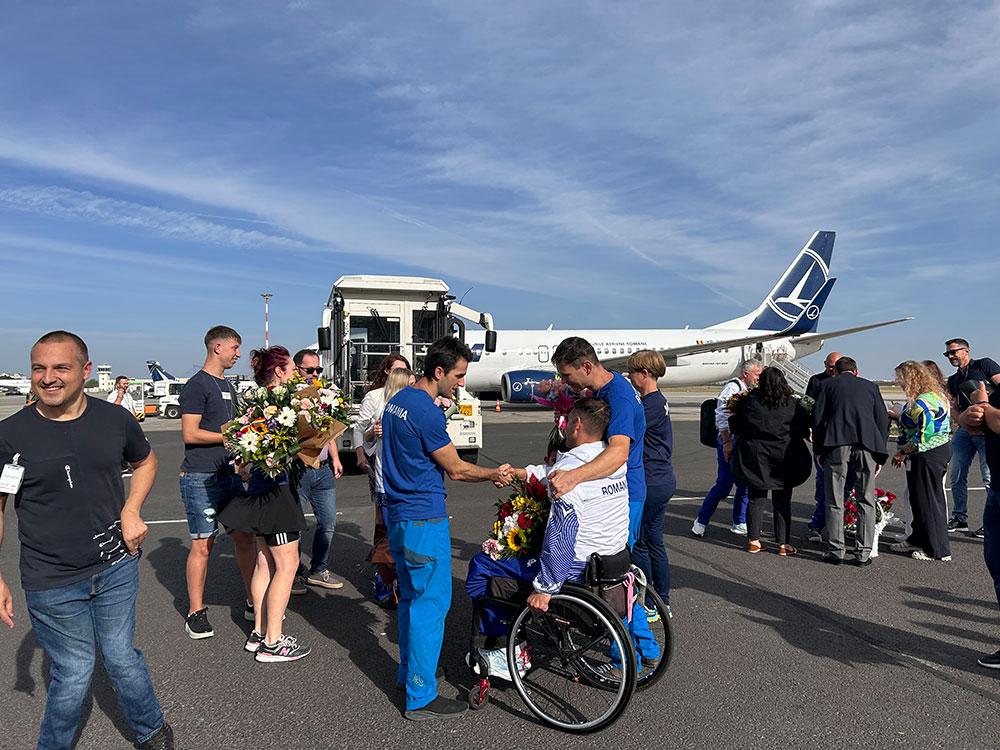 Sportivii paralimpici români la sosirea pe Aeroportul Otopeni