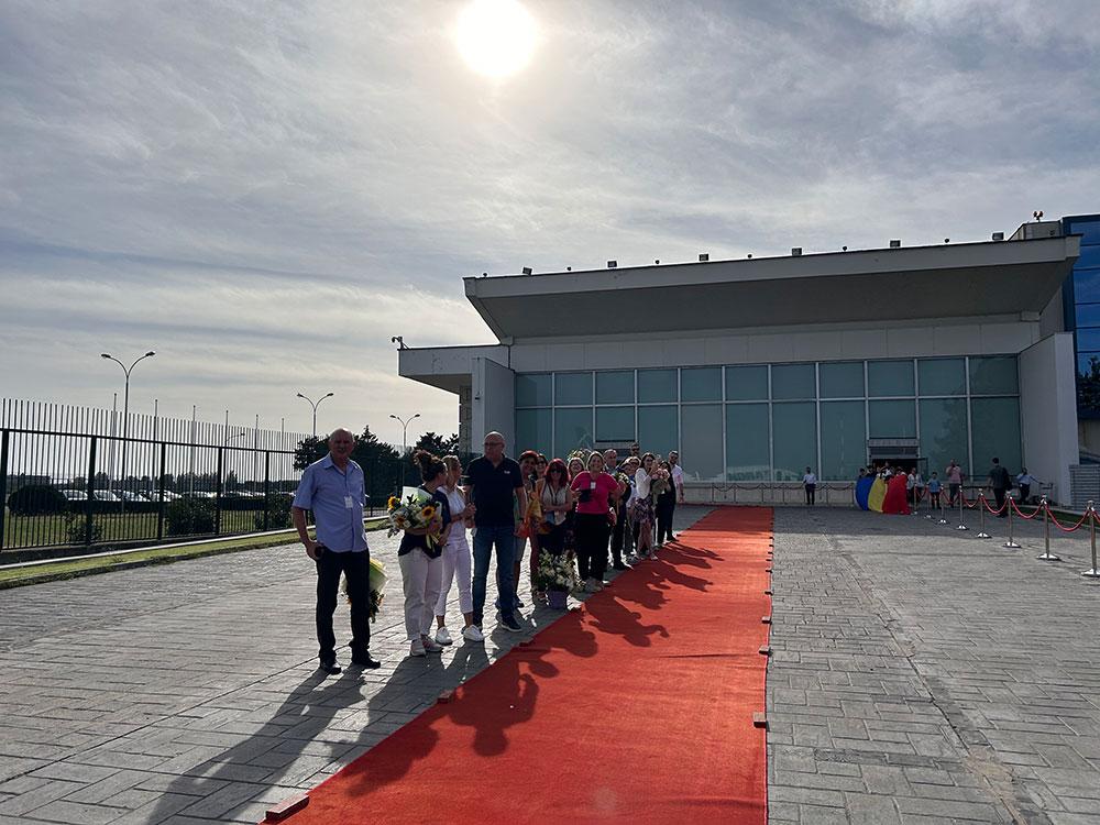 Prieteni și familia așteptând sportivii paralimpici români la sosirea pe Aeroportul Otopeni