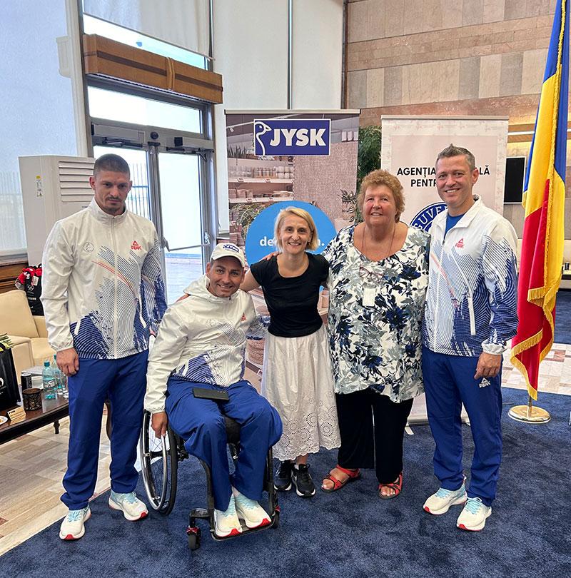 De la stânga: Daniel Vargoczki (judo), Ciprian Anton (Șef de delegație), Raluca Dascălu (JYSK), Sally Wood-Lamont (Comitetul Național Paralimpic Român), Alex Gheorghe (antrenor tenis de masă)