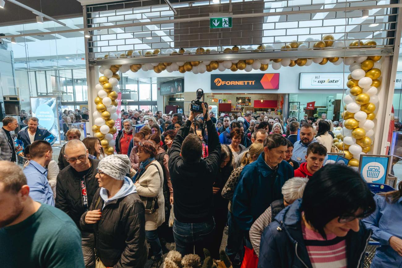 Many customers were waiting in line 