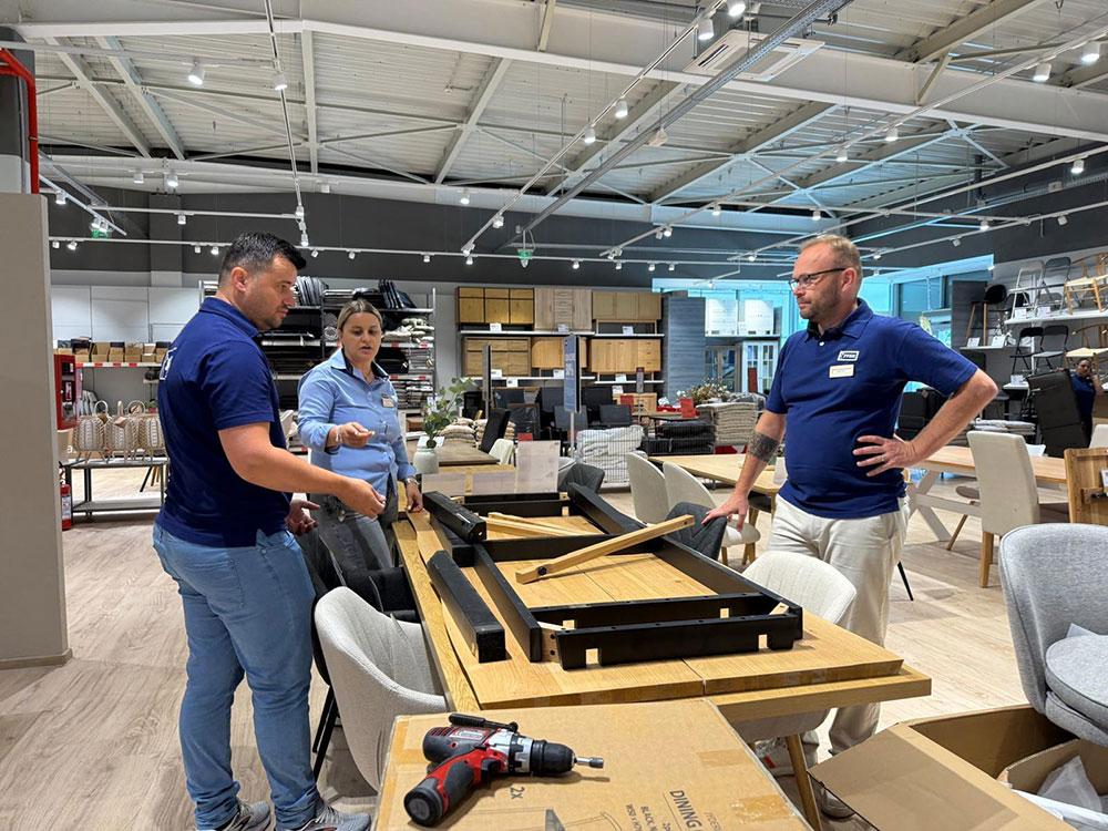 Liviu Apreotesei, Retail Manager, alături de District Managerul Denisa Roman și Ciprian Frățilă