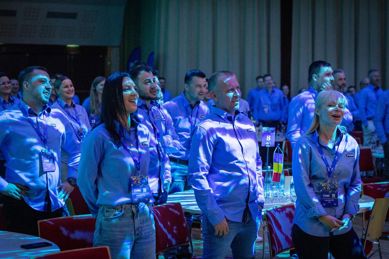 Echipa din România în timpul prezentărilor. De la stânga la dreapta: Robert Ilie, Luminița Diciu, Florin Ionaș și Loredana Olar