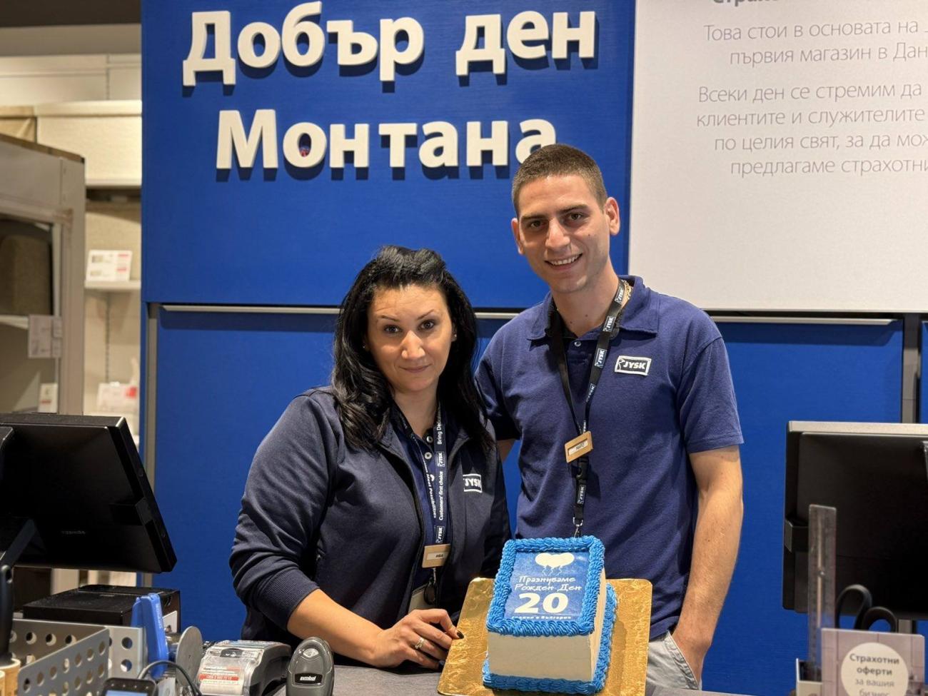 Colegii din toate magazinele au sărbătorit aniversarea de 20 de ani cu tort