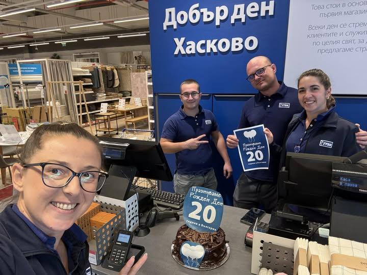 Colegii din toate magazinele au sărbătorit aniversarea de 20 de ani cu tort