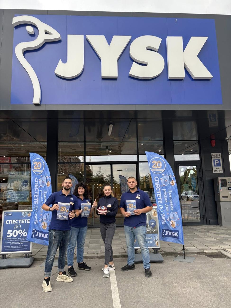 Колеги от всички магазини в България отпразнуваха 20-годишнината на JYSK с торта