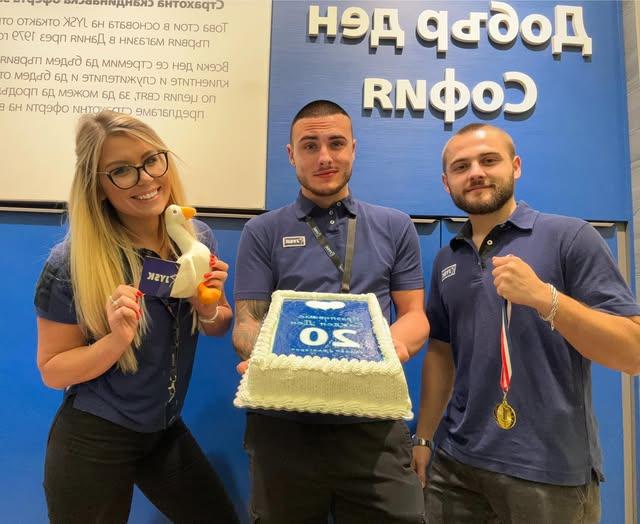 Colegii din toate magazinele au sărbătorit aniversarea de 20 de ani cu tort