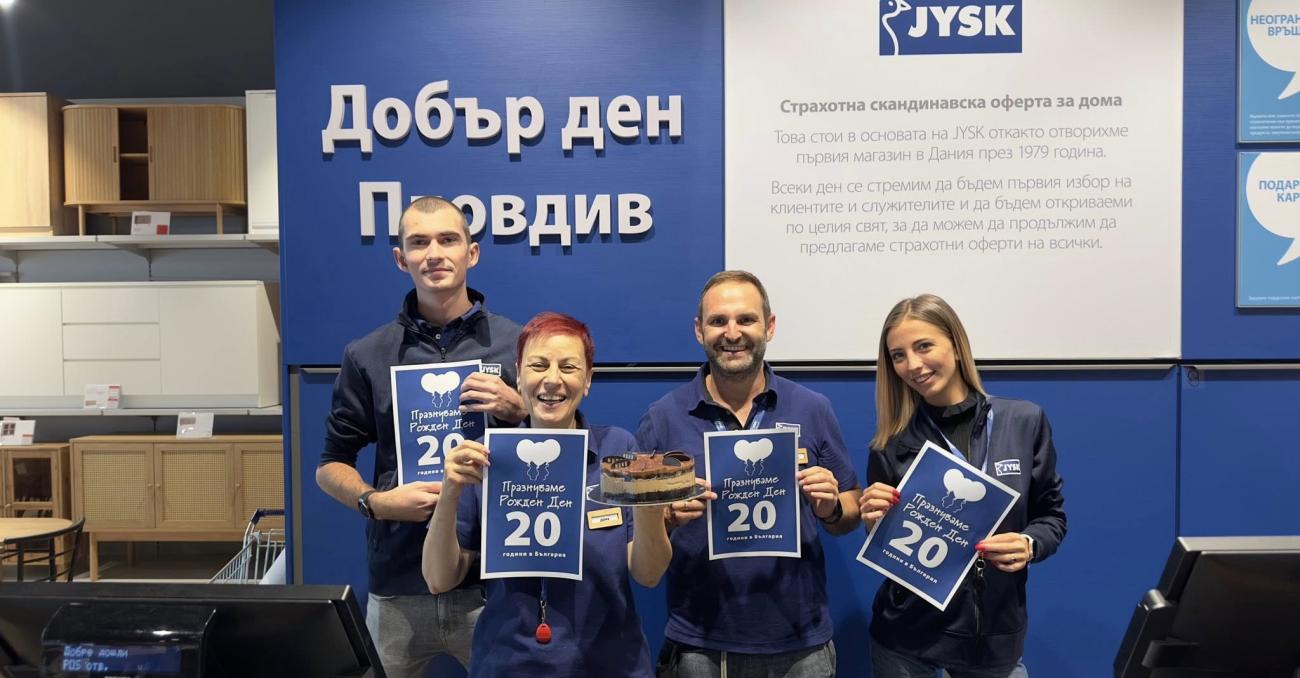 Colegii din toate magazinele au sărbătorit aniversarea de 20 de ani cu tort