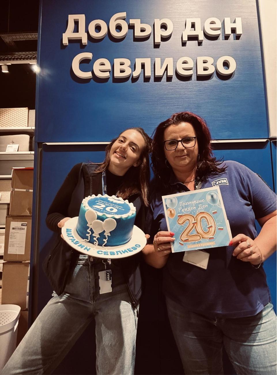Colegii din toate magazinele au sărbătorit aniversarea de 20 de ani cu tort