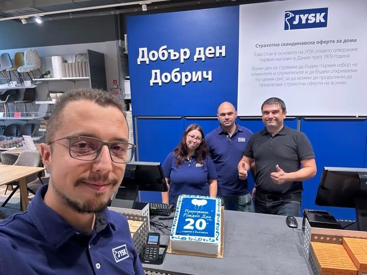 Colegii din toate magazinele au sărbătorit aniversarea de 20 de ani cu tort