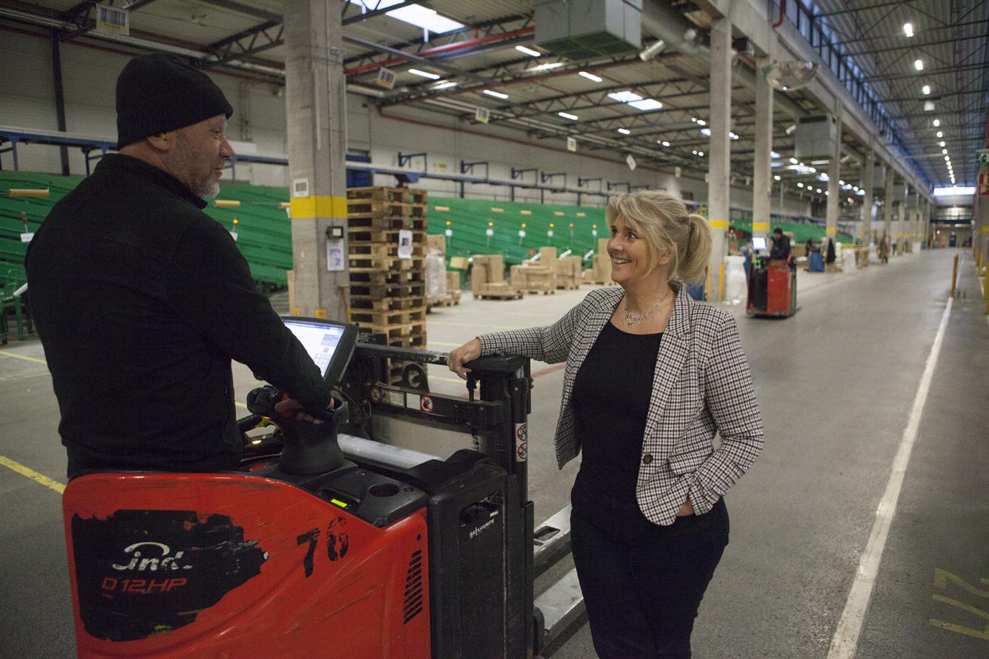 Annika Löfgren samspråkar med medarbetare på lagret i Nässjö.