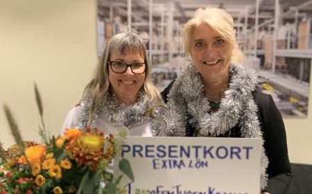 Erika till höger uppvaktas av Annika Löfgren på sin 25 årsdag med JYSK