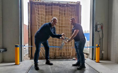Frank Christant en Stoyan Lolev knippen het lintje voor de eerste container door