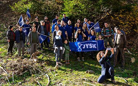 Voluntarii JYSK au dat startul plantării a 18000 de puieți la Bucium
