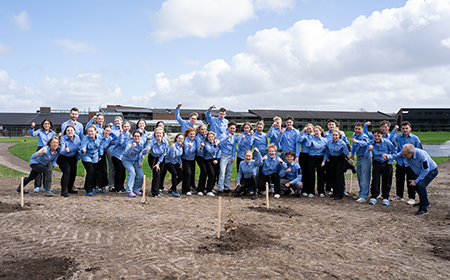 37 elever plantede deres helt eget træ i HimmerLand.