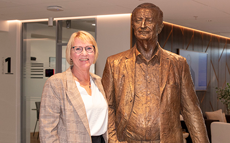 Susanne Jørgensen ved Lars Larsens statue