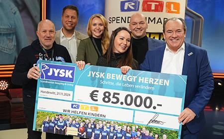 JYSK übergibt den Spendenscheck