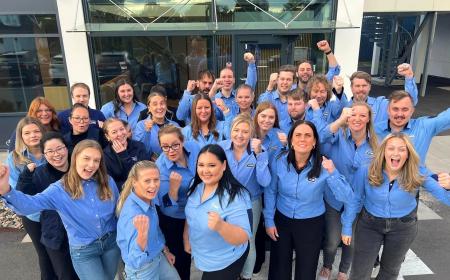 Group photo of JYSK employees in wearing blue shirts