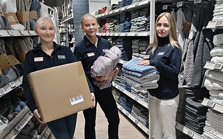 Linnea, Vanessa och Elsa praktiserar på JYSK i Partille.