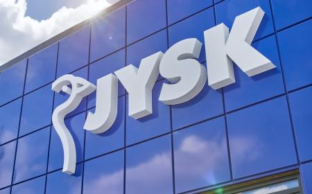 A blue and white JYSK store front