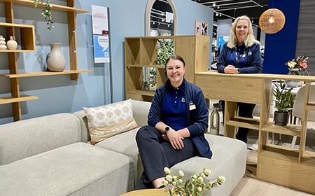 Myymäläpäällikkö Jasmin ja Myyjä Karo